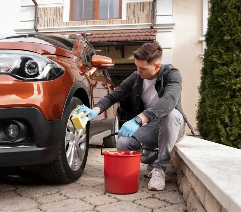 Lavage auto à domicile Vallouise-Pelvoux : professionnel intervenant sur un véhicule